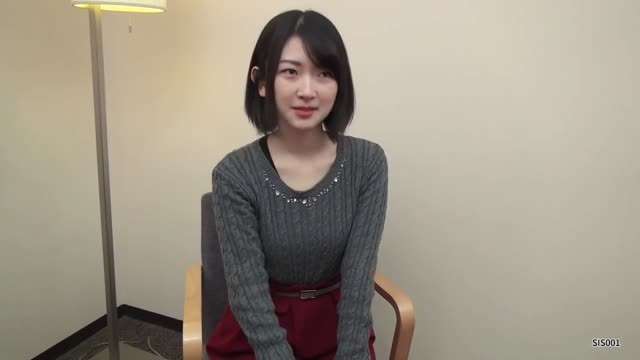 19岁的超级美无敌清纯短发美眉，穴太嫩太紧了，大叔只能插入一小半内射