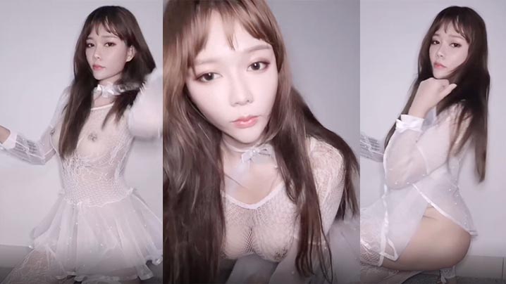 小姐姐穿上白色裙不穿内衣露点给你们欣赏大奶