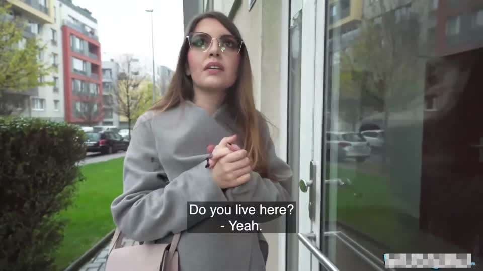 欧美搭讪~路边风衣人妻搭讪几下就带回住处用大屌在她的嫩逼里抽插猛操吞精口爆