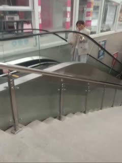 对面的美女看过来 这里的鸡巴大又长