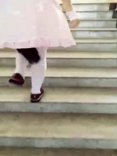 校园露出调教大学生猫奴~肛塞尾巴校园里被主人各种调教