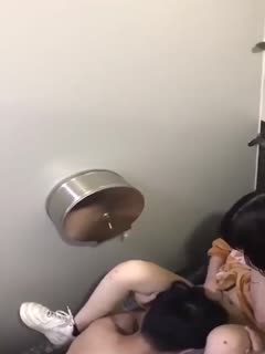 情侣厕所大战 超高颜值清纯美女学生妹被舔逼偷拍被发现了