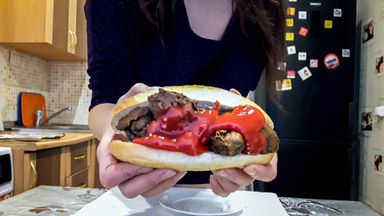 （吃屎）美国女孩的肉狗夹屎汉堡